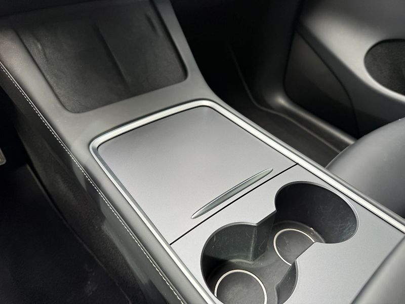 Tesla Model Y Long Range AWD Tažné / záruka - fotka 28 z 40