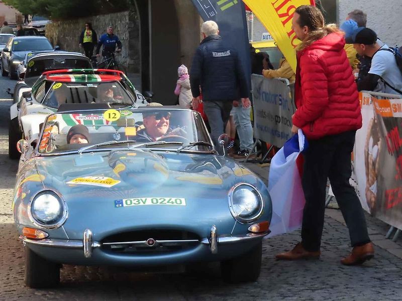 Michal a Jonáš Pavlíčkovi na startu. Rallye Spring Classic startovalo v sobotu 12. dubna dopoledne z jihočeského Tábora. Na trasu 231 kilometrů vyrazilo 100 posádek.