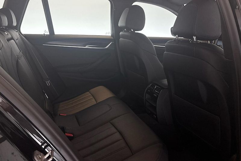 BMW Řada 5 520d xDrive - fotka 11 z 12