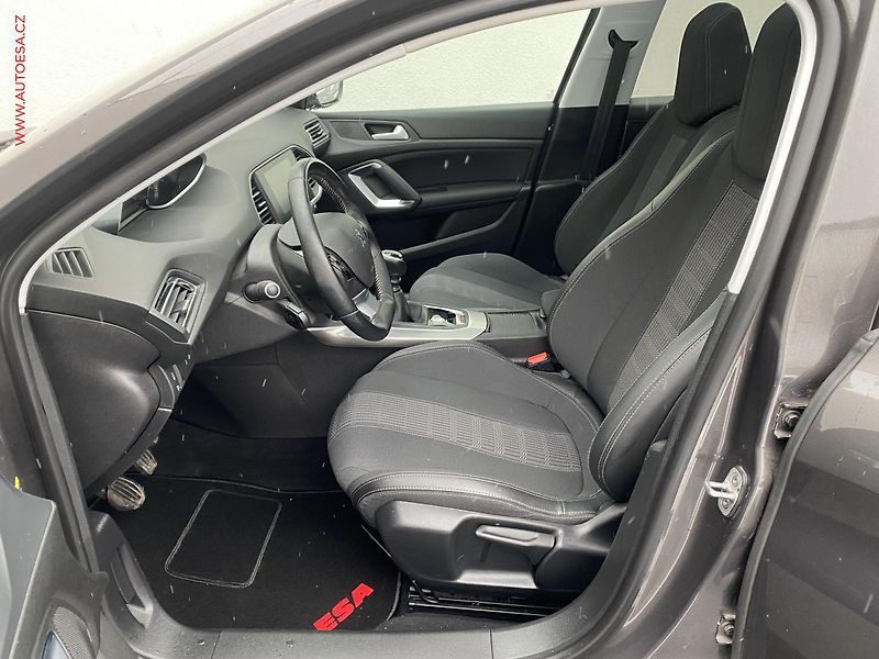 Peugeot 308 (2020) 1.2 PT, Allure, navi, panor - fotka 9 z 18