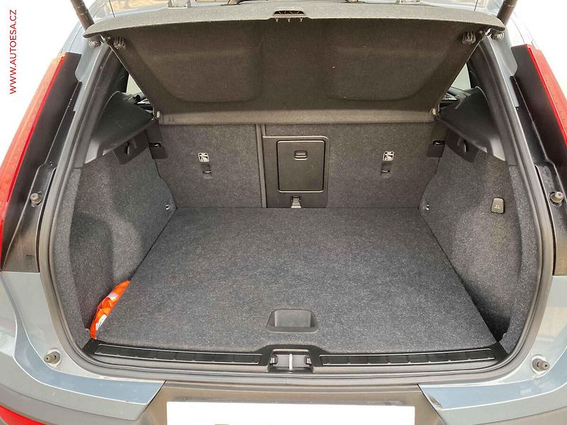 Volvo XC40 (2022) 1.5i, ČR, AT, LED - fotka 7 z 19