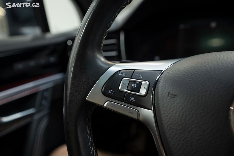Volkswagen Touareg R-Line 3.0 TDI 210 kW - fotka 21 z 50