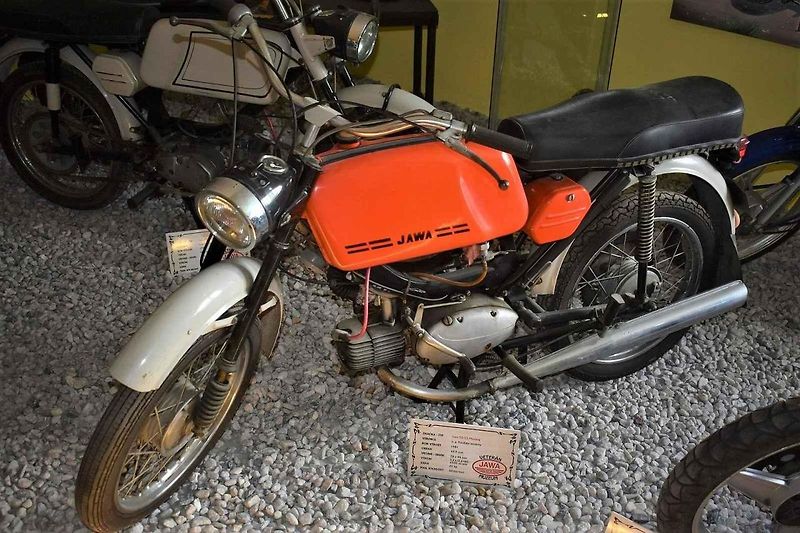 Jawa 550 se nejčastěji lakovala barvou červená třešeň