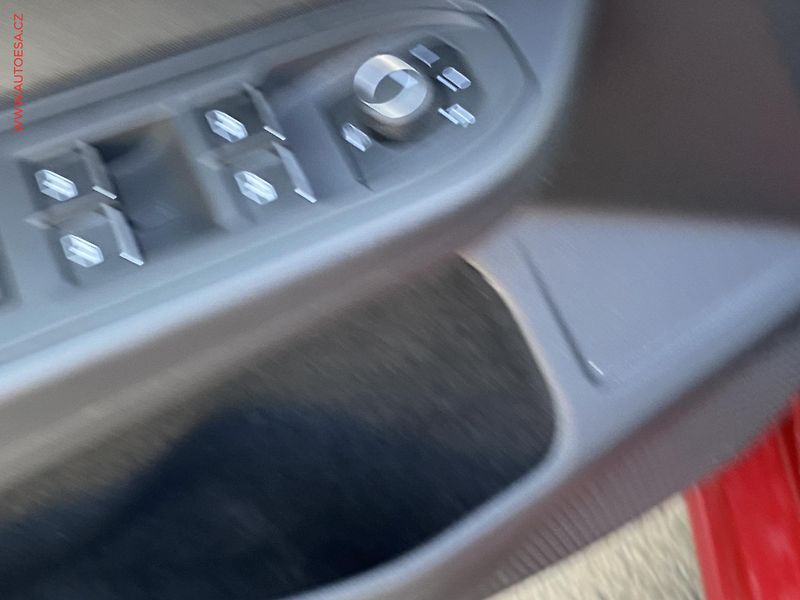 Volkswagen Golf (2022) 2.0 TDi, Life, DSG, LED - fotka 13 z 23