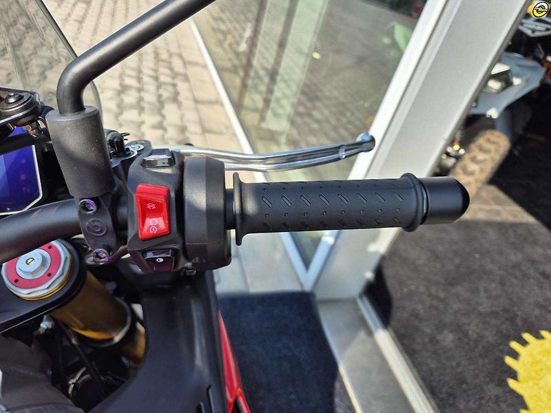 Aprilia Tuono V4 1100 RR (2024) E5 - AKČNÍ CENA - fotka 17 z 38