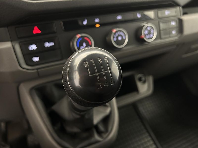 Volkswagen Crafter 2.0 TDI L2H3 - fotka 13 z 21