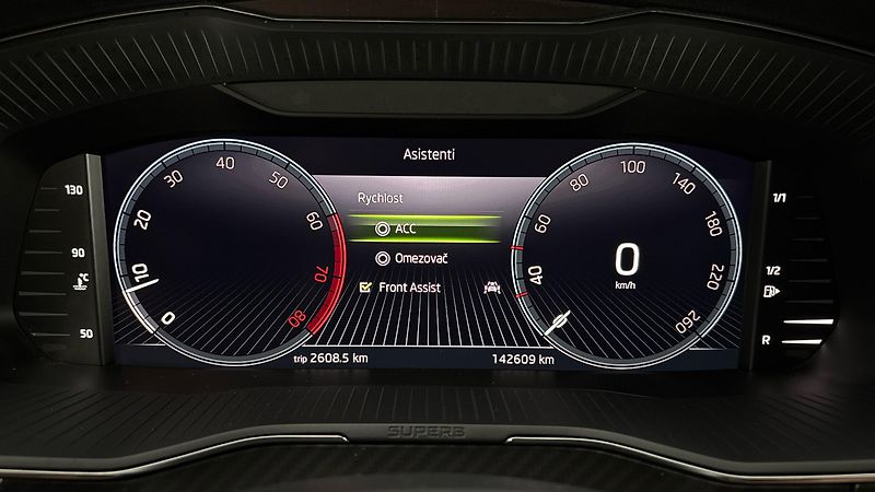 Škoda Superb 1.5 TSI Sportline Combi - fotka 10 z 30