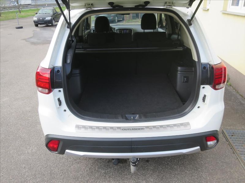 Mitsubishi Outlander 2,2  Di-D Editio+ Aut. - fotka 18 z 27