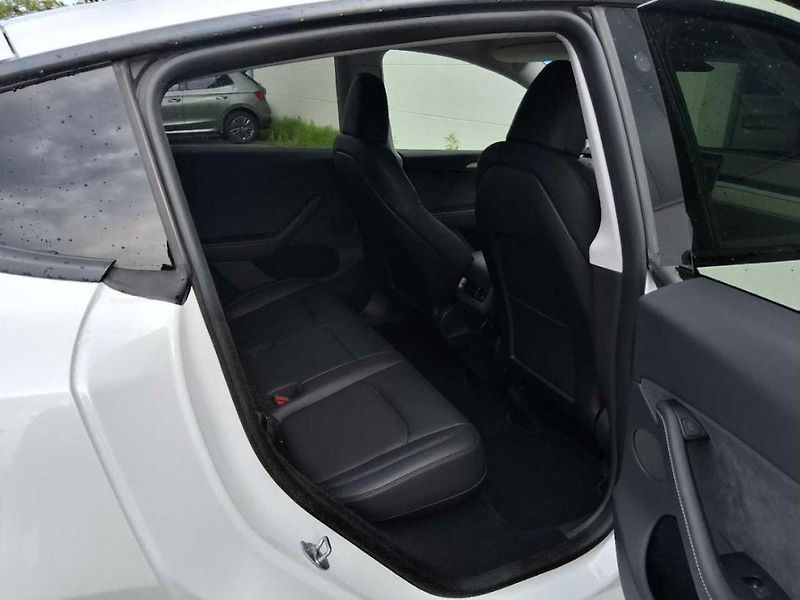 Tesla Model Y ZAMLUVENO ! - fotka 5 z 7