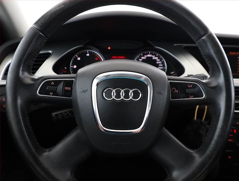 Audi A4 (2010) 2.0 TDI, nová STK - fotka 8 z 18