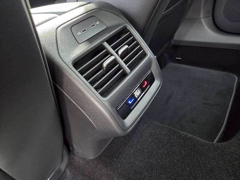 Volkswagen Passat Variant (2025) R-Line 2.0 TDI BlackStyle - fotka 39 z 51