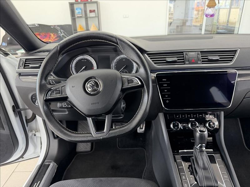 Škoda Superb 2,0 TDi, Sportline, Navi, DSG - fotka 13 z 36