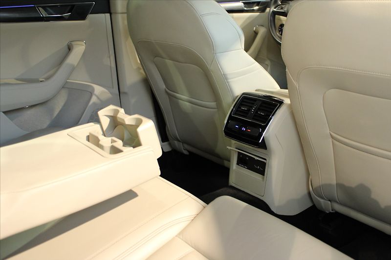 Škoda Superb TDi DSG 4x4 Style Combi - fotka 28 z 34