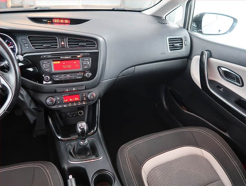 Kia Ceed (2012) 1.6 CRDi, Serv.kniha, Tempomat - fotka 8 z 19