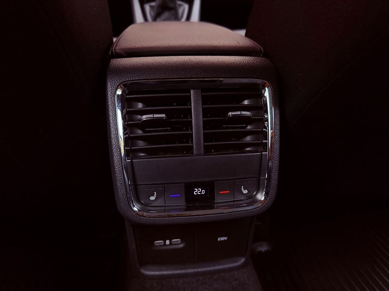 Škoda Octavia 2.0 TDi Style, ČR, 1.Maj, Serv - fotka 13 z 36