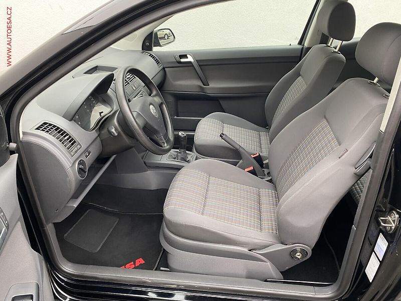Volkswagen Polo (2009) 1.2i, Trendline, AC, park. - fotka 9 z 12