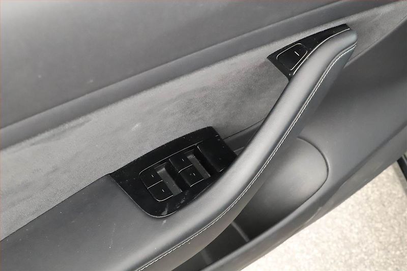 Tesla Model 3 (2019) Long Range 4WD 78kWh, SoH 82% - fotka 9 z 20