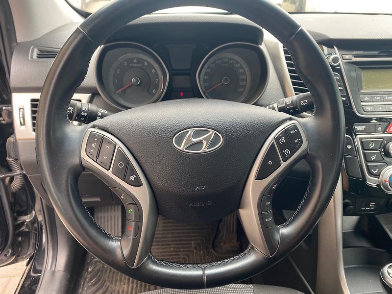 Hyundai i30 1.6-NÍZKÉ KM-1.maj-facelift - fotka 18 z 18