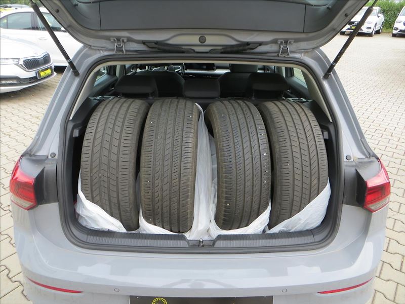 Volkswagen Golf 1,0 TSI Life 81kW DSG - fotka 7 z 24