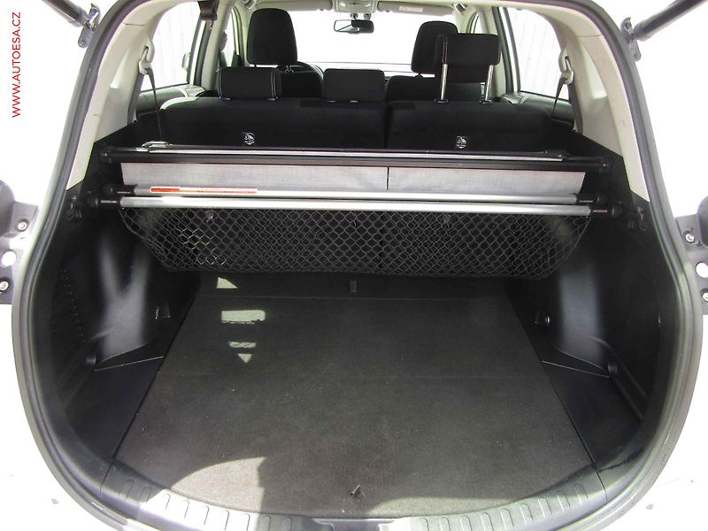 Toyota RAV4 (2016) 2.0 D-4D, TZ, navi, kamera - fotka 7 z 20