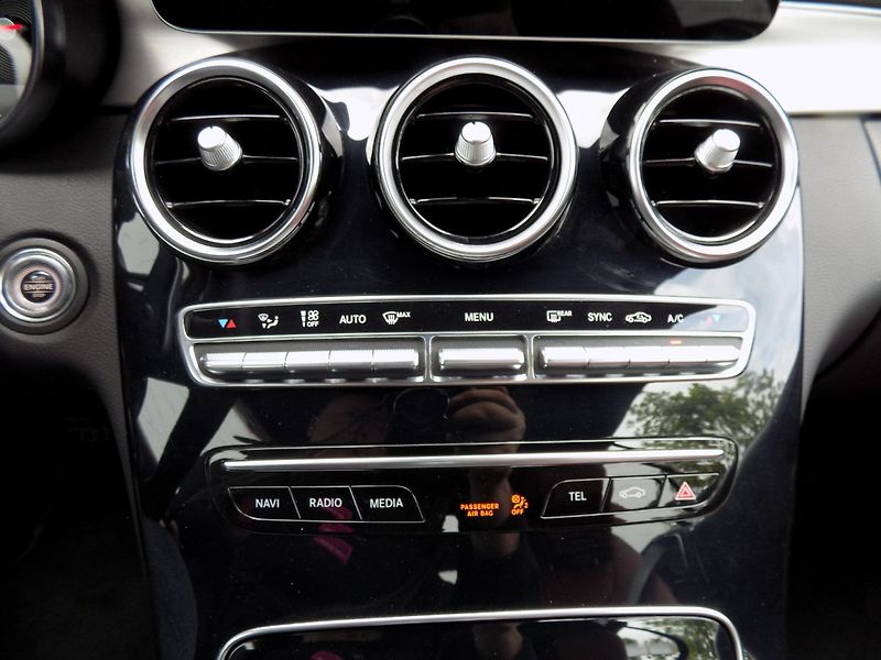 Mercedes-Benz Třídy C (2021) 400/AMG-Line/4-M/Full-Led/ - fotka 39 z 44