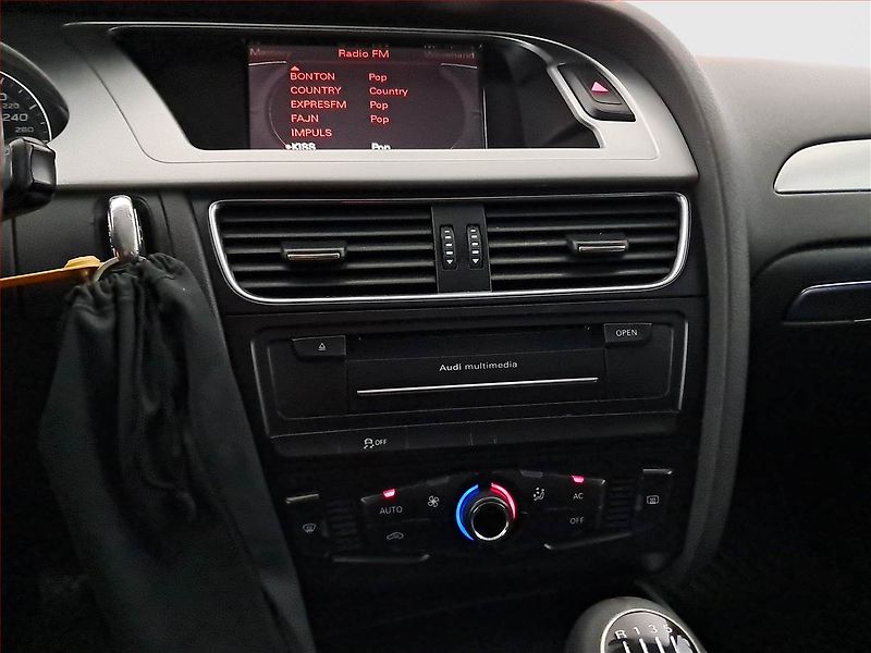 Audi A4 (2010) 2.0 TDI, nová STK - fotka 12 z 15