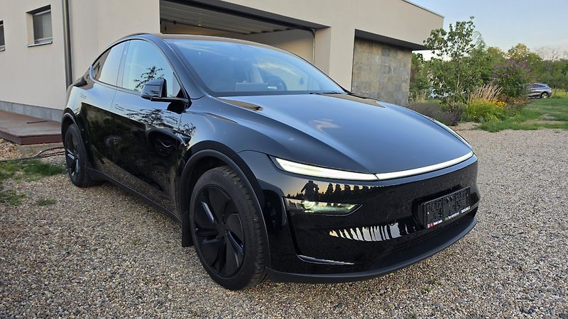 Tesla Model Y (2025) LongRange, ČR, Tažné - fotka 2 z 17