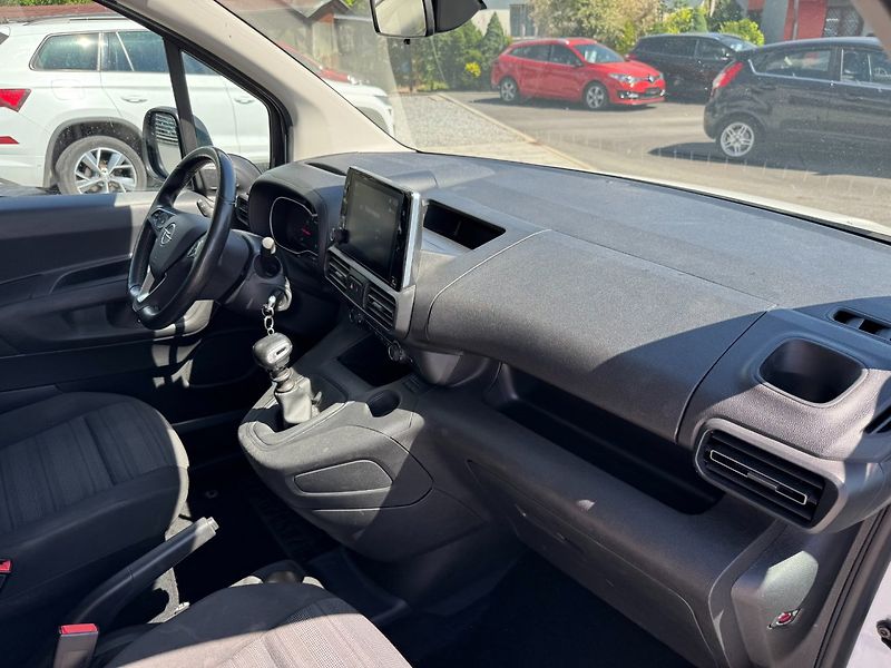 Opel Combo (2021) 1,2i 81 KW 7Míst L2 - fotka 25 z 30