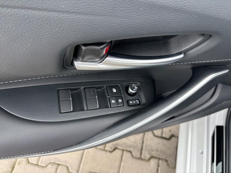 Toyota Corolla 1.8 HSD e-CVT Style Tech - fotka 12 z 28