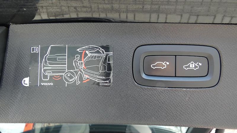 Volvo XC90 T8 AWD Recharge Inscription AT - fotka 23 z 26