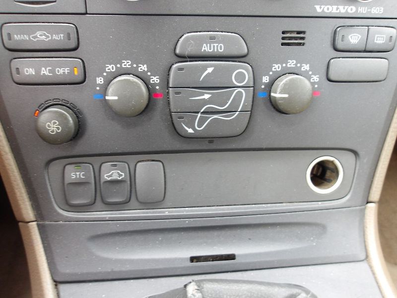 Volvo S60 2,4D JEZDÍ DOBŘE ! PĚKNÝ ! - fotka 18 z 31