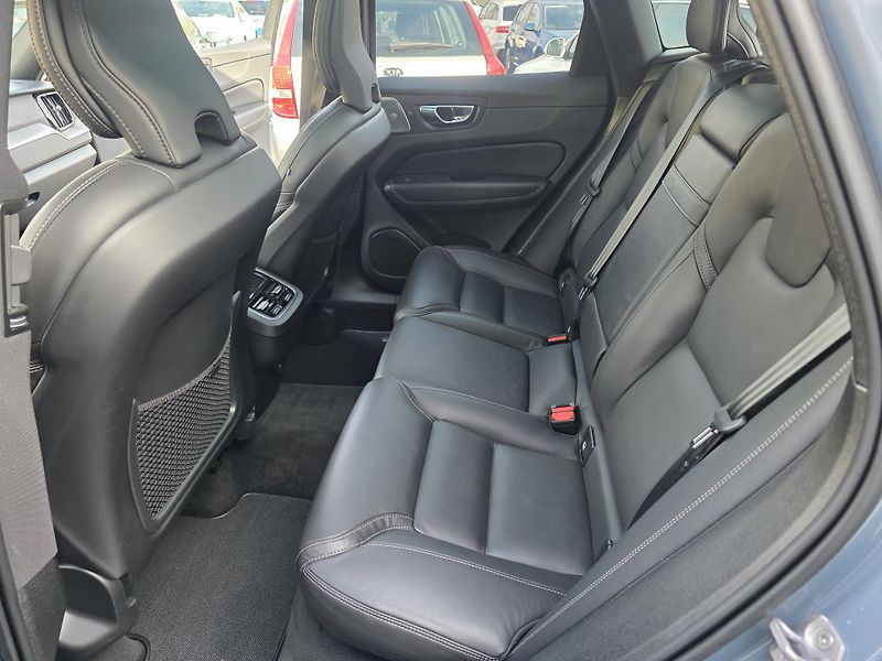 Volvo XC60 2.0 D R-Designe Bowers&Wilkins - fotka 12 z 34