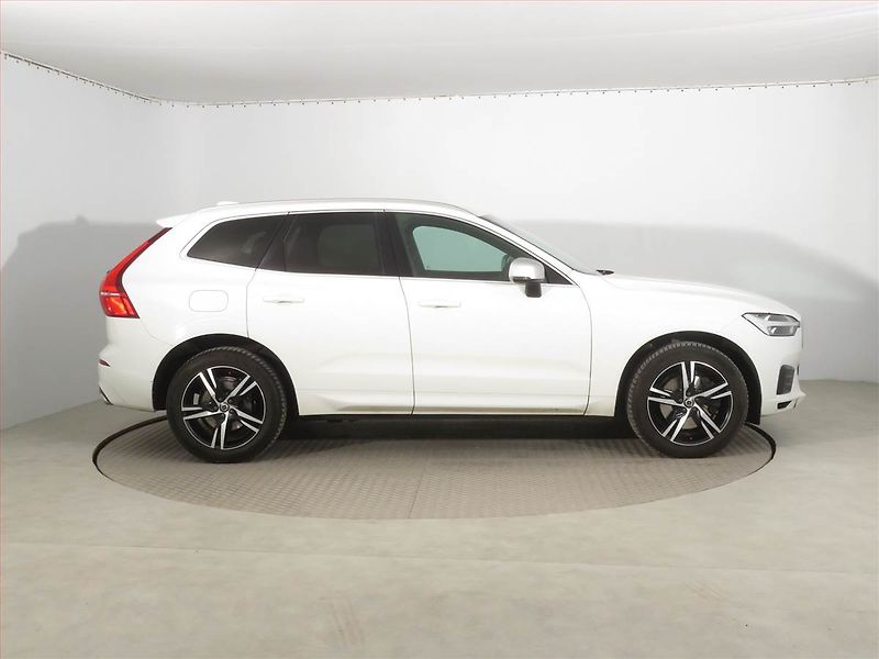 Volvo XC60 (2017) R-Design D4 AWD - fotka 6 z 15