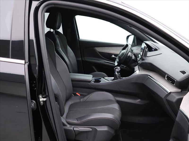 Peugeot 5008 1,2 PureTech 96kW GT 7-Míst - fotka 11 z 31