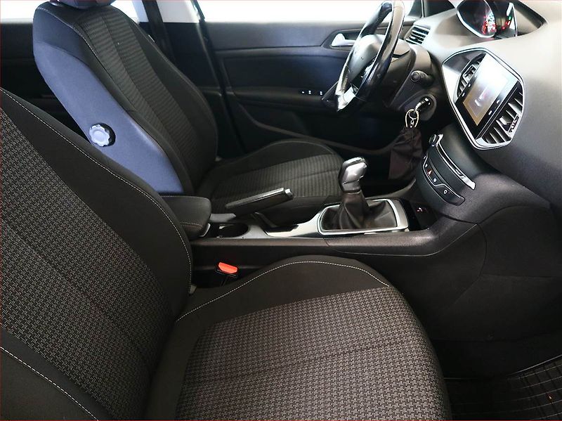 Peugeot 308 (2017) 1.2 PureTech, Navi, Tempomat - fotka 9 z 15