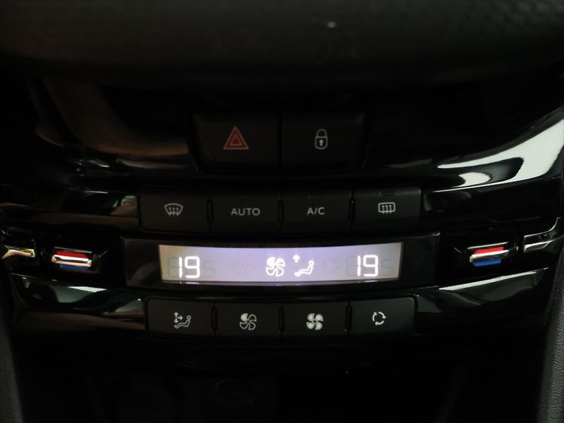Peugeot 2008 1,2 PureTech 60kW CZ Active - fotka 20 z 28