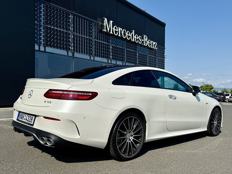 Mercedes-Benz Třídy E (2020) 53 AMG 4MATIC+ kupé - fotka 9 z 58