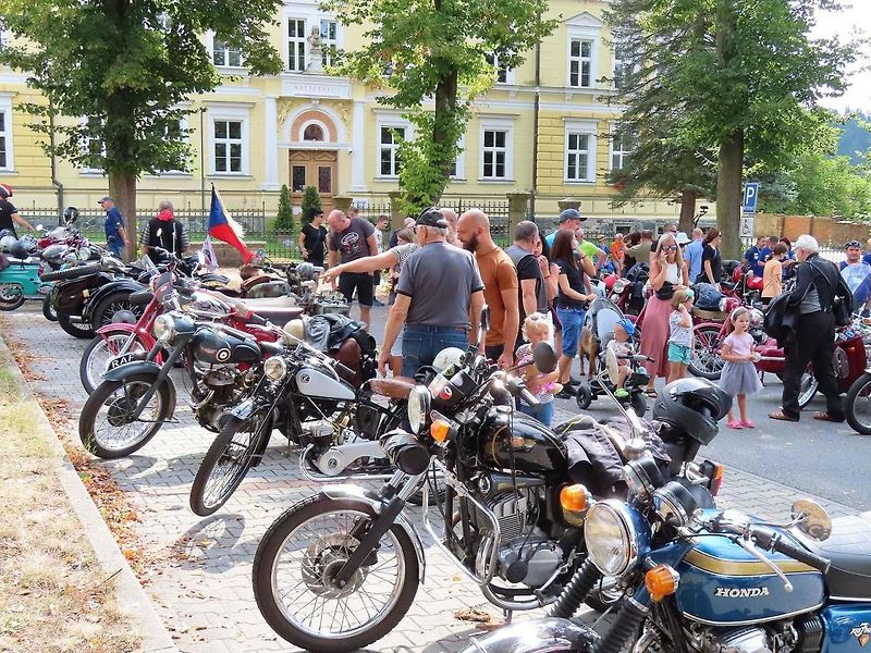 V pořadí 9. ročník srazu veteránů v Chýnově na Táborsku se v neděli 18. srpna dopoledne těšil velké návštěvnosti z řad účastníků i diváků.