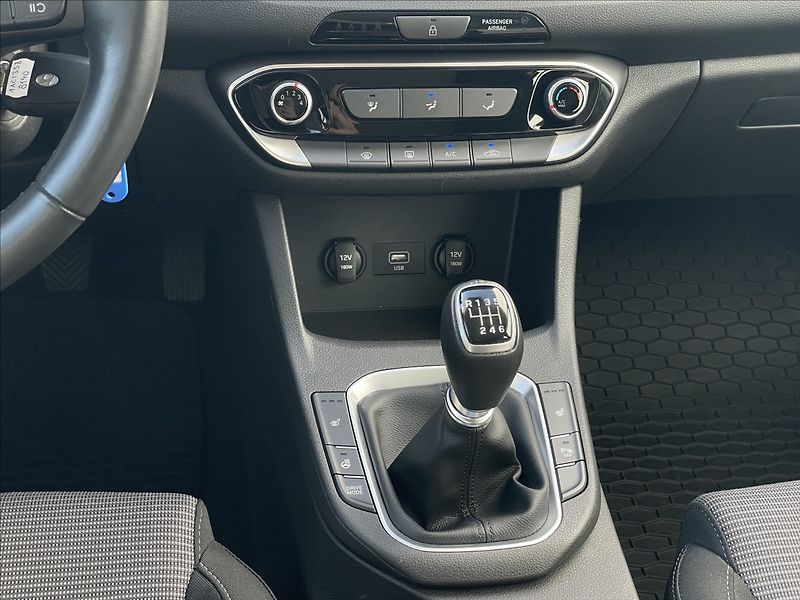 Hyundai i30 1,5 T-GDI Combi Comfort PDC - fotka 12 z 23
