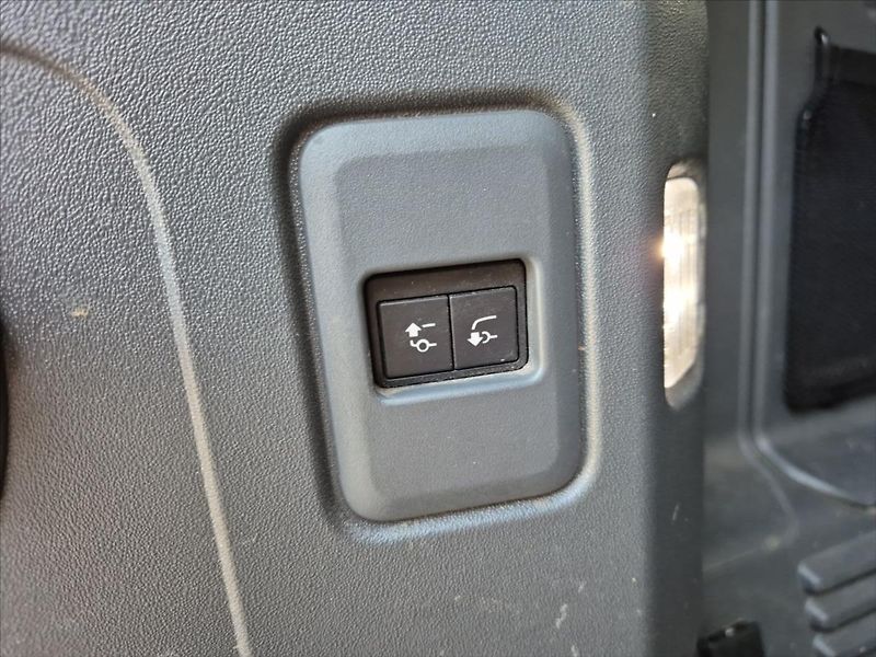 Land Rover Defender 3,0 110 3,0 D200 SE - fotka 12 z 18