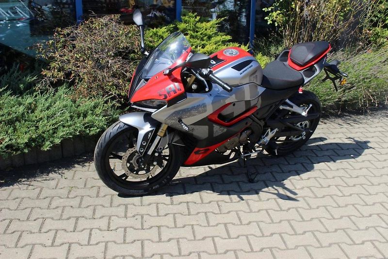 QJ Motor SRK 125 R (2025) MODEL 2026 SKLADEM NOVINKA - fotka 9 z 9