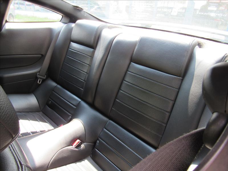 Ford Mustang 4,6 L V8 GT 224kW - fotka 10 z 29