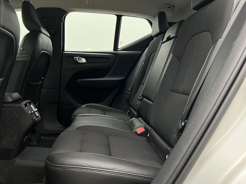 Volvo XC40 T3 MOMENTUM AUT 1. maj. - fotka 6 z 45