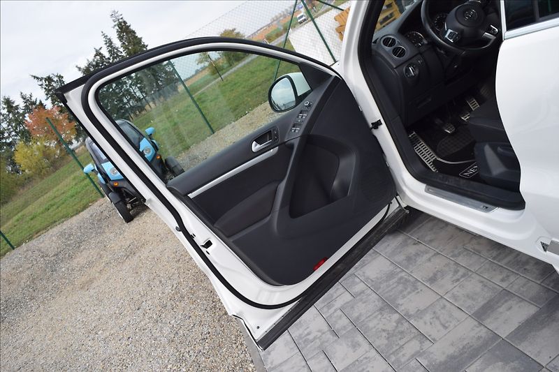 Volkswagen Tiguan 2,0 TDi 81KW R-LINE - fotka 21 z 51