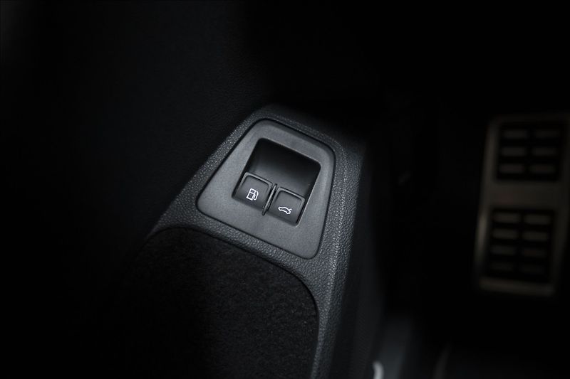 Volkswagen Tiguan 1,4 TSI DSG eHYBRID R-LINE ČR - fotka 31 z 46