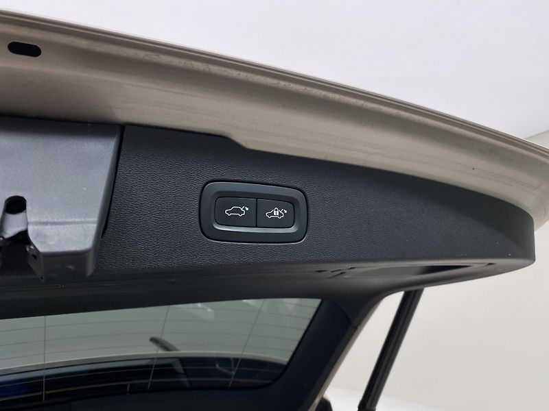 Volvo V60 B4 CORE AUT CZ - fotka 31 z 58