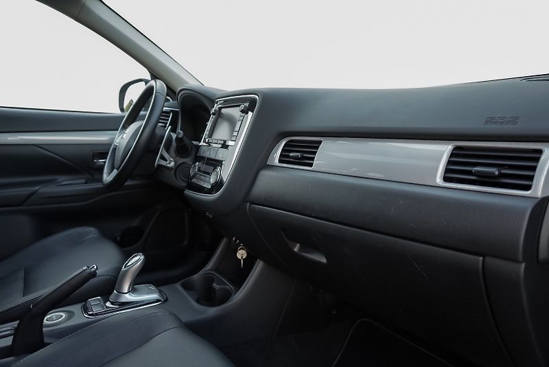 Mitsubishi Outlander 2.0 PHEV 4x4 - fotka 16 z 34
