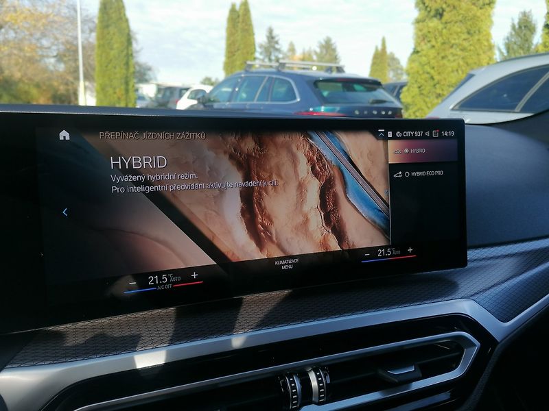 BMW Řada 3 (2023) 320e M-Sport PHEV - fotka 19 z 47