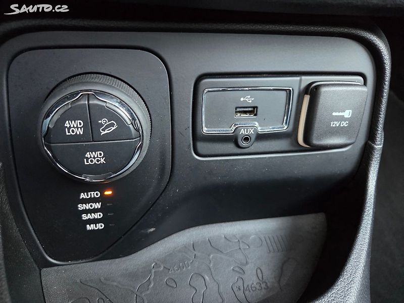 Jeep Renegade (2015) 2.0 CRD 4x4 Limited Aut Pano - fotka 39 z 43