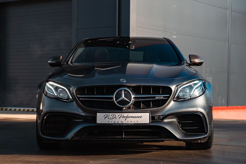 Mercedes-Benz Třídy E (2017) E63S AMG 4Matic+ V8 Biturbo - fotka 4 z 99